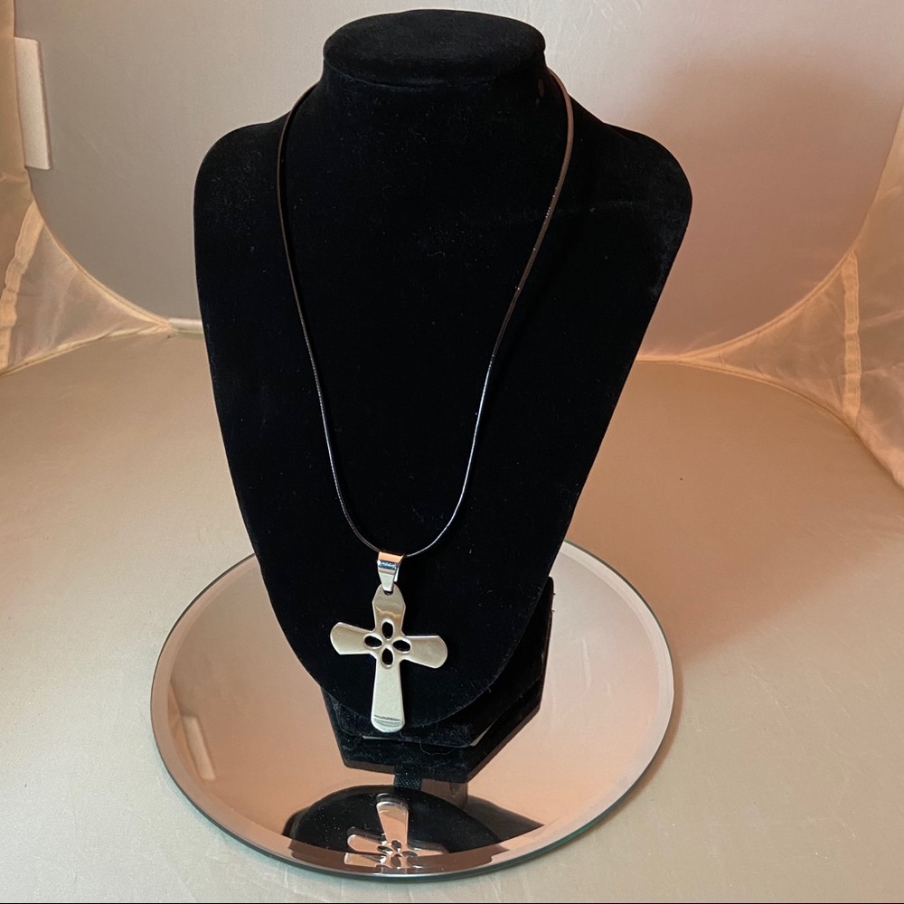 🌎 3/$30 Edforce Stainless Steel Cross Necklace